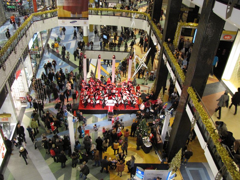kerstdrukte alexa.jpg - In de namiddag gaan we met de S-bahn naar de Alexanderplatz. Op de bovenste verdieping van het Alexa shoppingcentrum zijn de Berliner miniatur welten te zien, en daar willen we even gaan kijken. In Alexa is het een drukte van belang zo vlak voor de kerst.